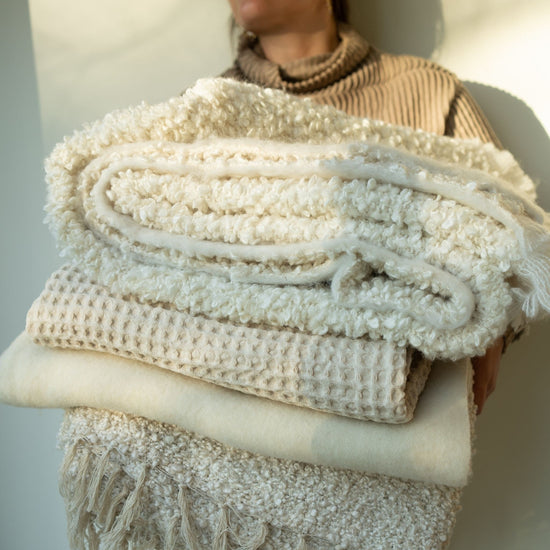Load image into Gallery viewer, Vallnord Boucle Throw | White
