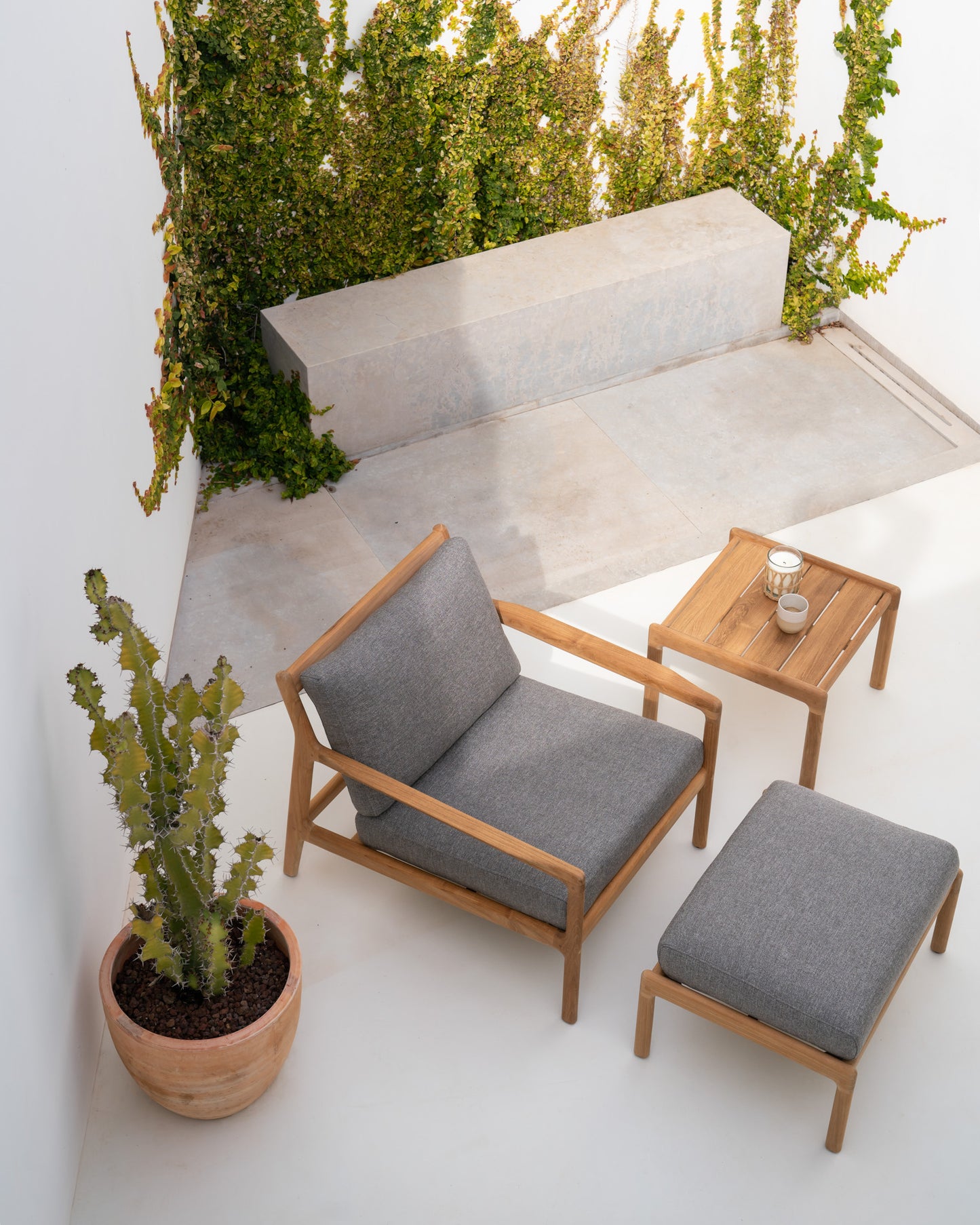 Jack outdoor lounge chair by Jacques Deneef | Teak | Mocha Cushion